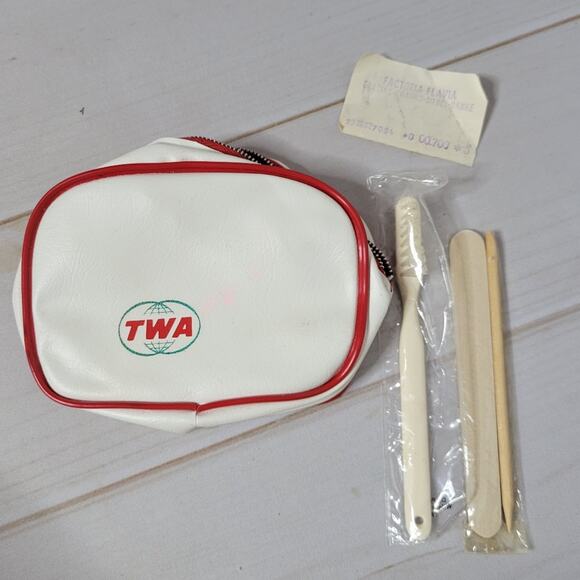 Vintage TWA White Carry-on with Matching Travel Pouch with Contents - Picture 2 of 14